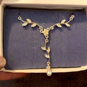 Avon New Vintage 2004 Rhinestone   pearlesque  Vine necklace